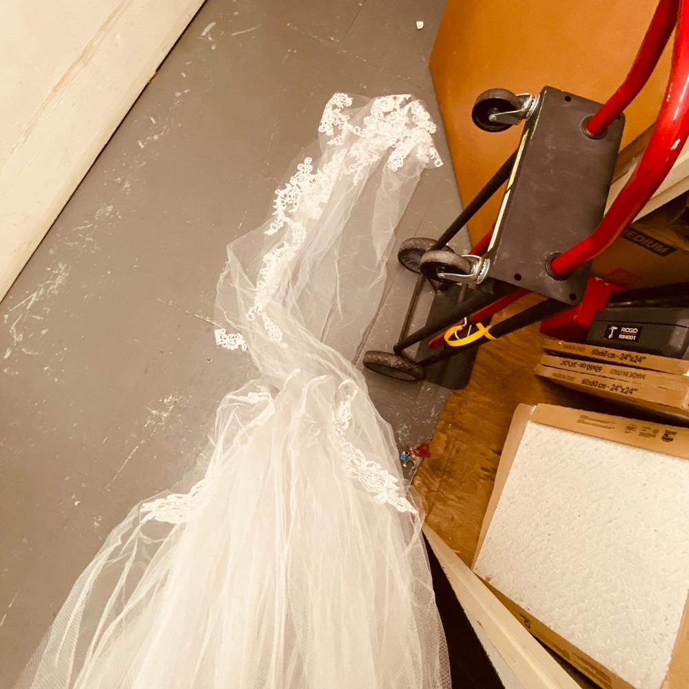 Elegant White Lace Bridal Veil
